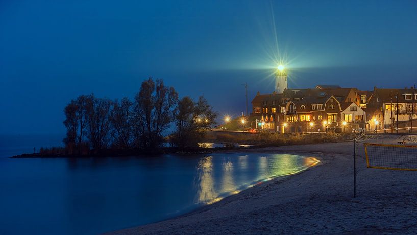 Urker vuurtoren bij avond vanaf het strand van R Smallenbroek