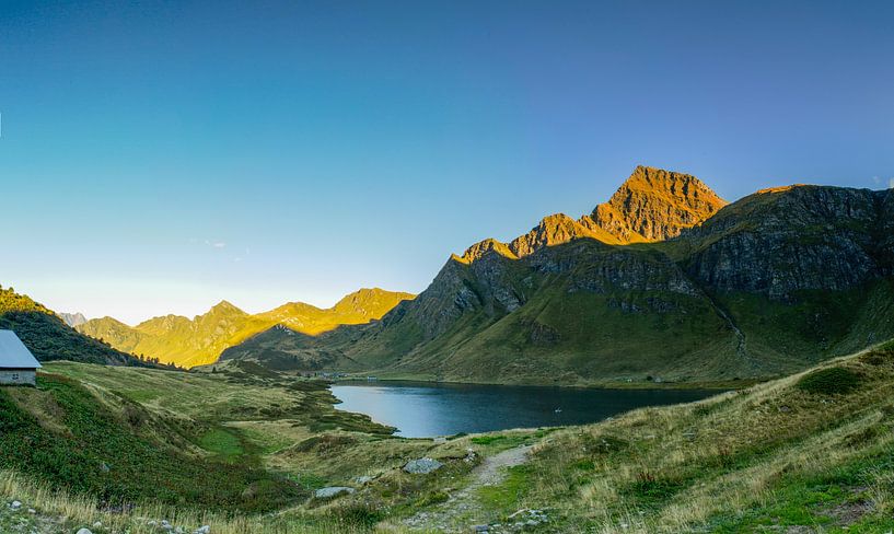 Sonnenaufgang mit Alpenglühen am Lago Cadagno Tessin Schweiz von Martin Steiner