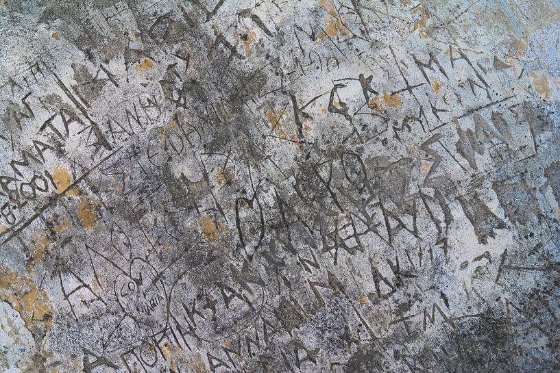 Gekerfde teksten in muur op Korfoe by Gerben Duijster