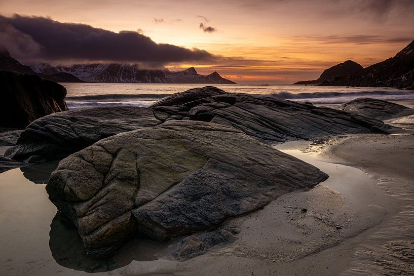 Coucher de soleil sur les îles Lofoten à la plage d'Utakleiv par Thomas Rieger