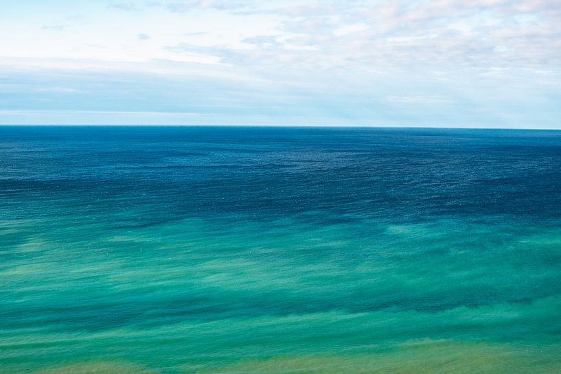 Turquoise zee met uitzicht in de verte van Leo Schindzielorz