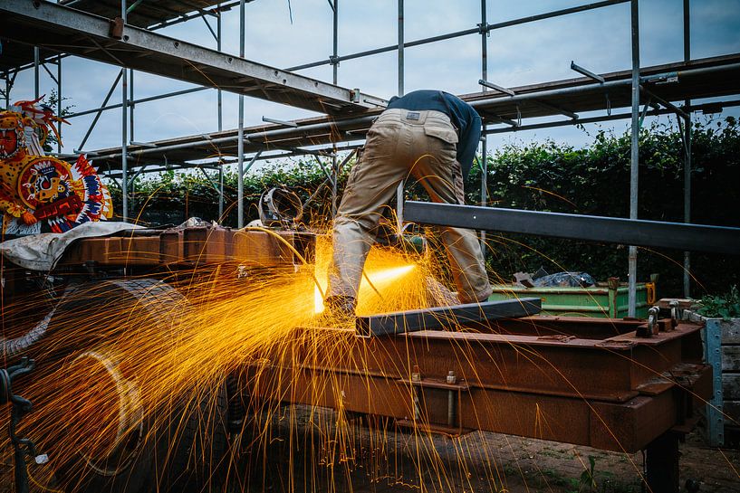 Corsobouwer aan het ijzer slijpen von Wilko Visscher