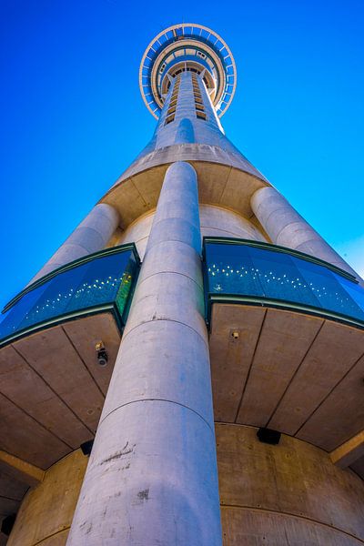 Sky Tower in der Sonne, Auckland von Rietje Bulthuis