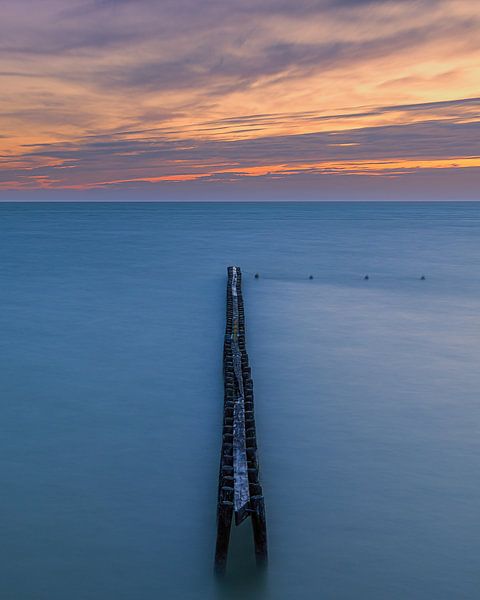 Sonnenuntergang an einem Wellenbrecher bei Hindeloopen von Henk Meijer Photography