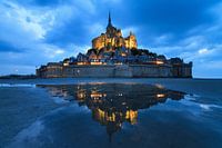 Mont Saint-Michel à l'heure bleue avec reflet