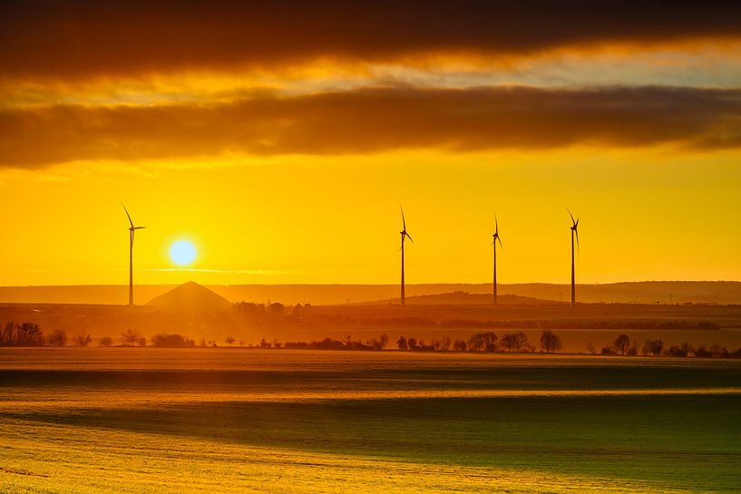 Sonnenaufgang mit Blick auf Windkraftanlagen und Bergbauhalden im Süden des Harzes von Andreas Völkel