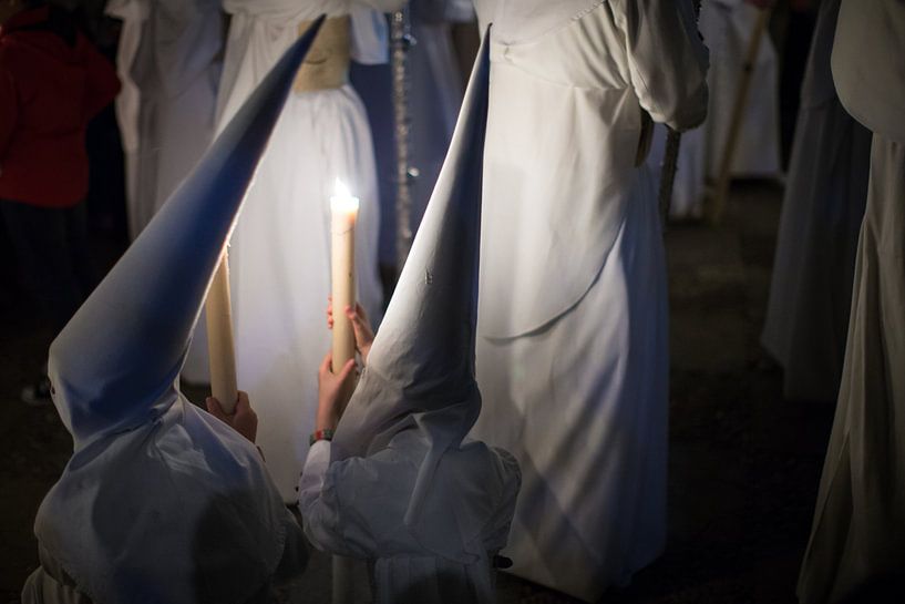 Enfants d'une fraternité en conclave lors d'une procession de la semana santa à Séville. Wout par Wout Kok