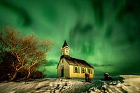 Nordlicht über einer Kirche in Island