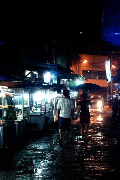 Verliefd koppeltje op regenachtige Aziatische nachtmarkt by André van Bel