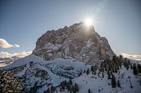 Der Sellastock in den Dolemiten mit der Sonne