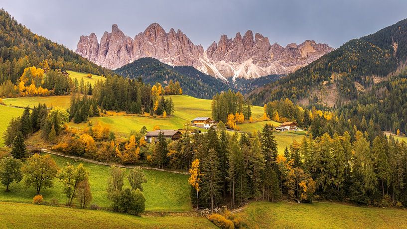 Santa Maddalena in den italienischen Dolomiten in Südtirol im Herbst. von Marga Vroom