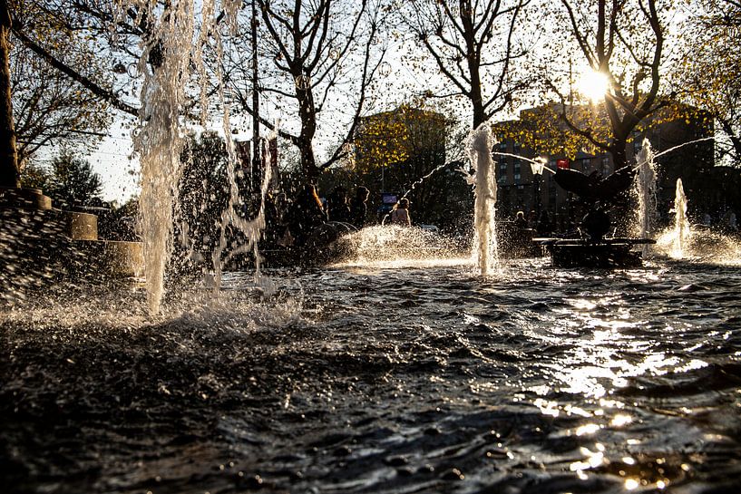 Hans Snoekfontein über den Leidseplein in Amsterdam. von Eric de Jong