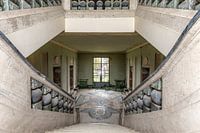 Treppenhaus in einer verlassenen Schule