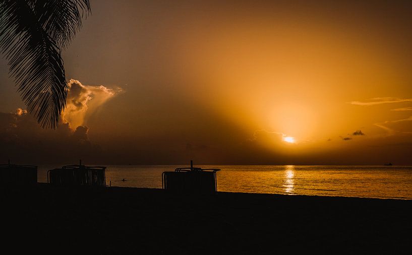 Zonsopkomst aan het tropische strand von Nynke Nicolai