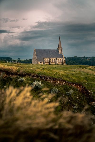 Église d'Etretat, Normandie au coucher du soleil. par Tom in 't Veld