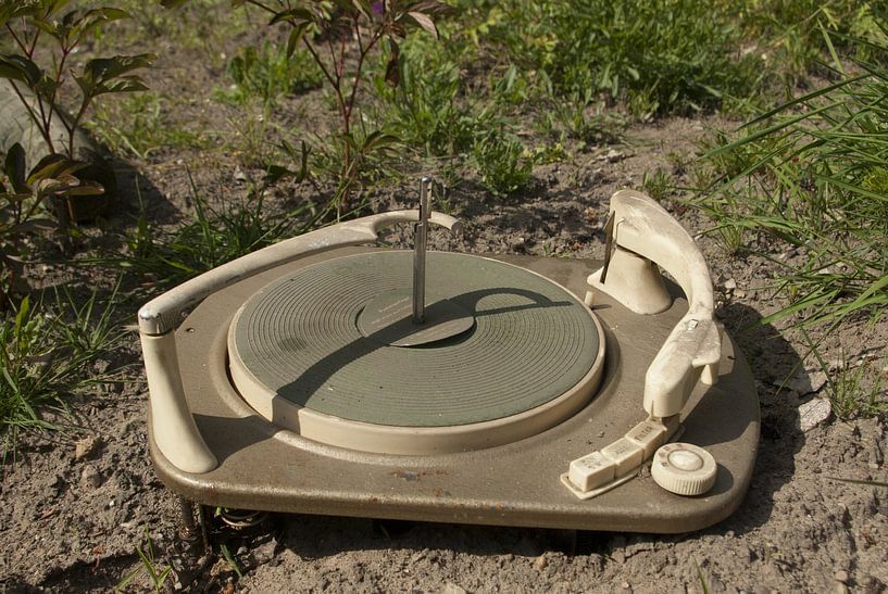 Remains of an old record player by Norbert Sülzner