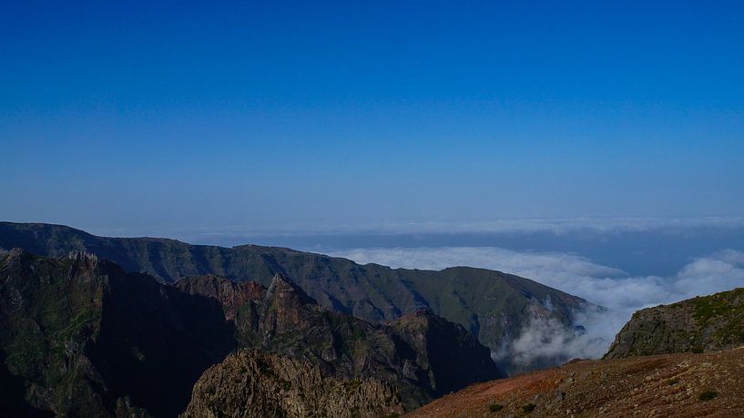 Madeira - Berg Pico do Arieiro mit roten Felsen und Wolken unter Panorama-Landschaftsansicht mit blauem Himmel von adventure-photos