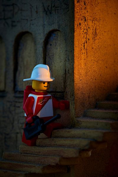 Lego-Puppe auf einer Steintreppe von Jenco van Zalk
