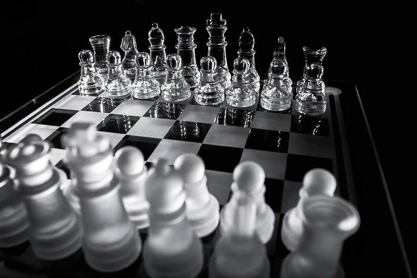 Schach Figuren auf Glas Spielbrett von Andreea Eva Herczegh