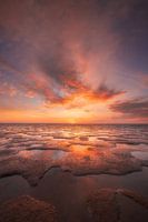 SkyFire - Ein wunderschöner Sonnenuntergang über dem Wattenmeer in der Nähe der friesischen Wattenküste.