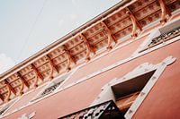 Tuiles méditerranéennes sous le toit