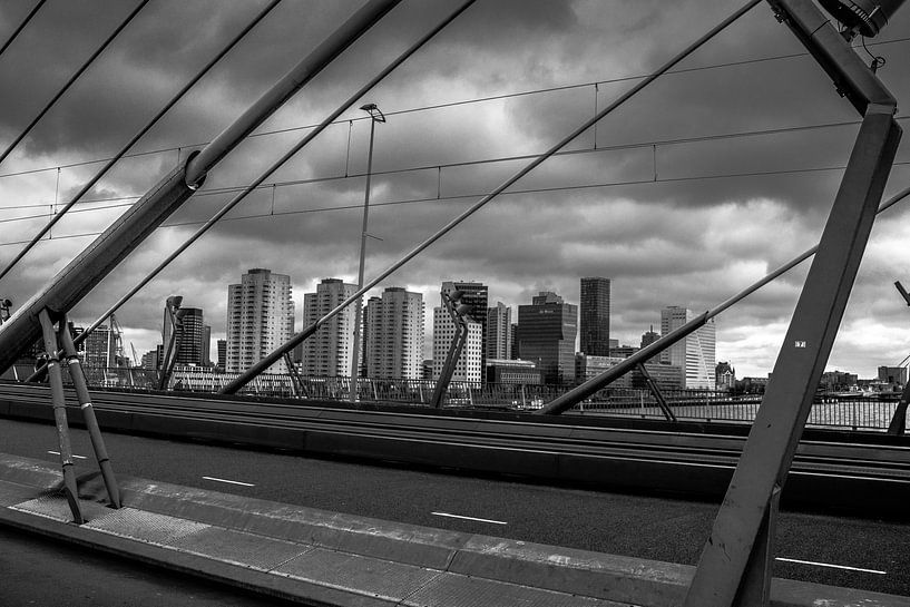 Skyline von Rotterdam von der Erasmusbrücke aus von Bart Veeken