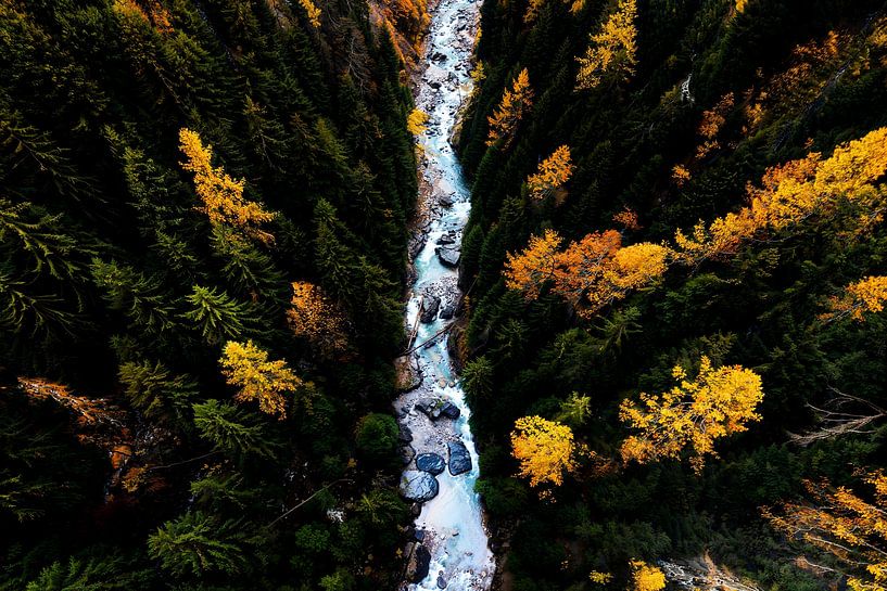 Rivière de neige dans les montagnes par Walljar