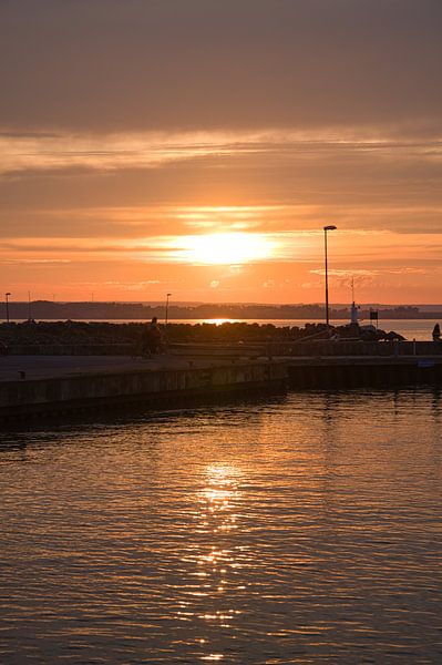 Hafen zum Sonnenuntergang am Vaetternsee in Schweden von Martin Köbsch