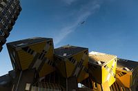 Sunlight on yellow cube / Sonnenlicht auf gelbem Kubus