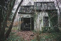 Verlassene Villa mit Auto