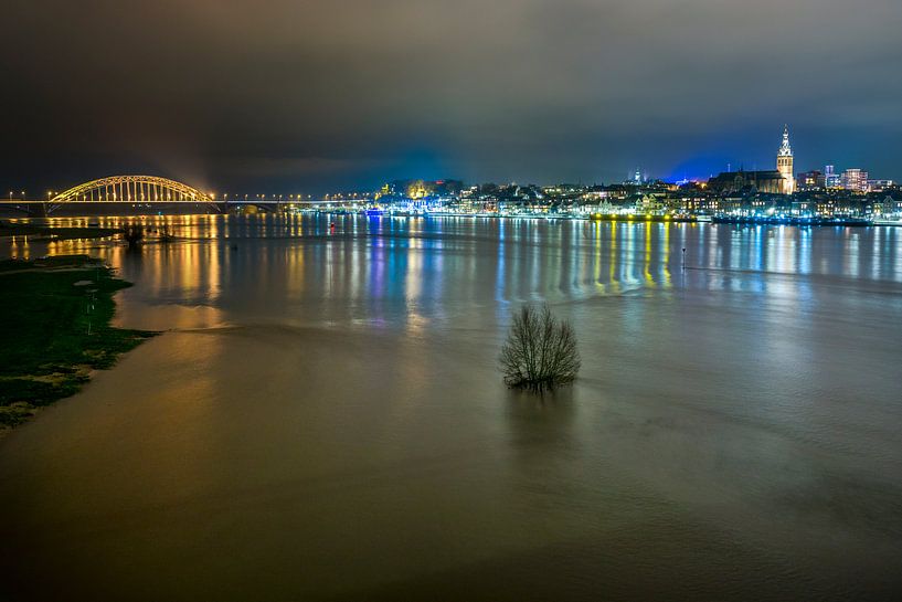 Nijmegen aan de Waal by Maerten Prins