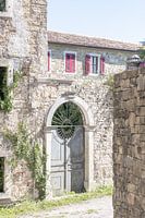 Tor mit roten Fensterläden