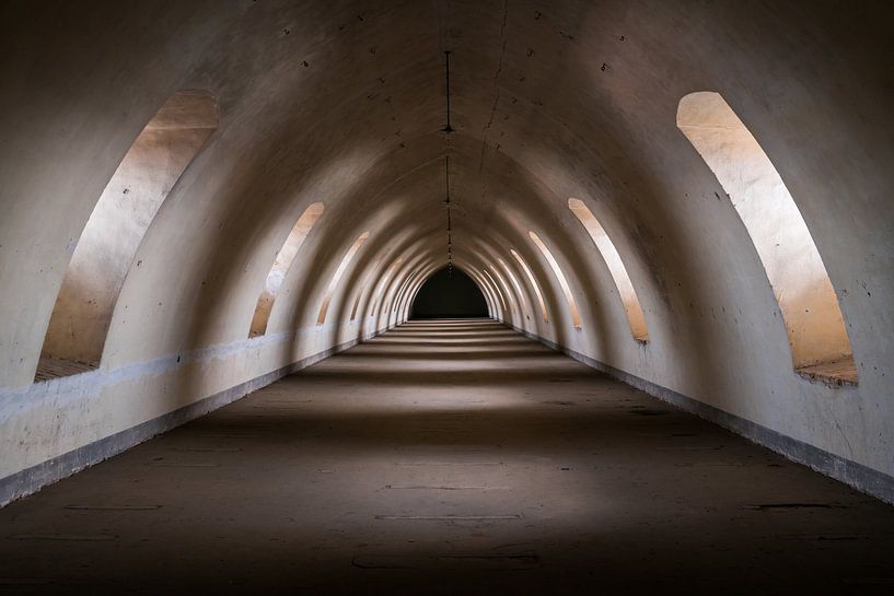 Donkere Tunnel in Verlaten Citadel. van Roman Robroek - Foto's van Verlaten Gebouwen