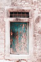 Verwitterte türkisfarbene Tür in Šibenik