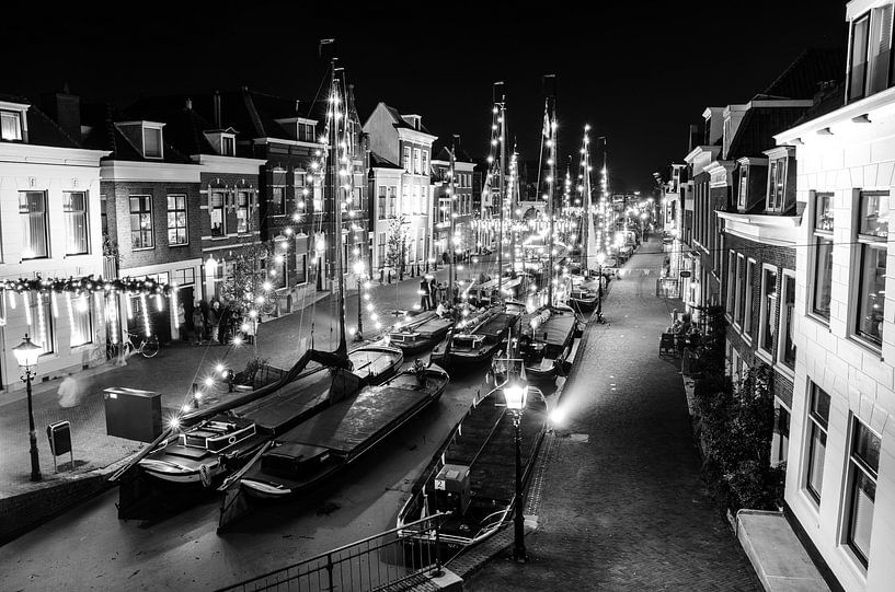 Zeilende Westlanders tijdens de Furieade, zwart-wit von Maurice Verschuur