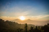 Lever du soleil sur la colline de Setumbu - Yogyakarta, Indonésie