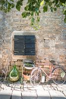 Altes Fahrrad und Steinmauer, mediterraner Charme im Detail