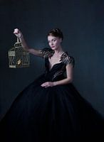 Reine d'humeur avec un oiseau