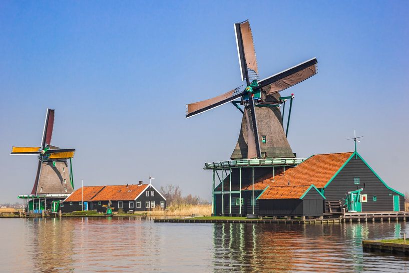 Bunte hölzerne Windmühlen am Fluss Zaan in Zaanse Schans, Niederlande von Marc Venema
