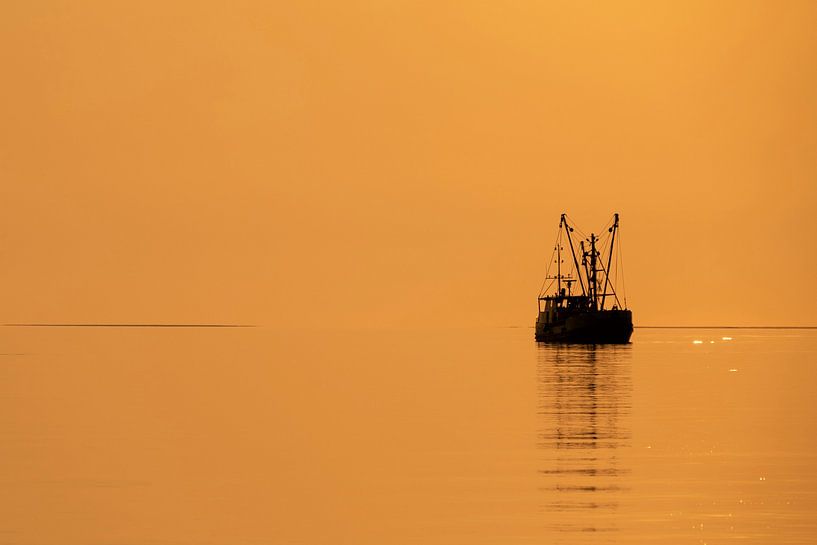 Fischerboot bei Sonnenuntergang auf dem Brouwersdam von Annelies Cranendonk