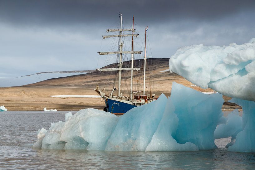 Grand voilier Barquentine Antigua par Menno Schaefer