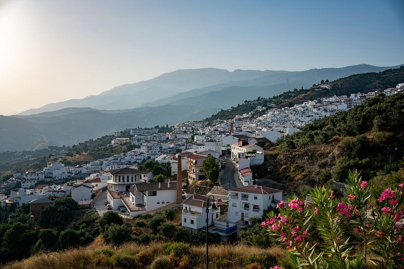 Cómpeta dans la brume du matin. par Monique van Helden
