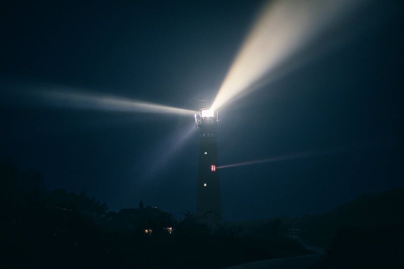 Leuchtturm Schiermonnikoog in den Dünen in einer nebligen Nacht von Sjoerd van der Wal Fotografie