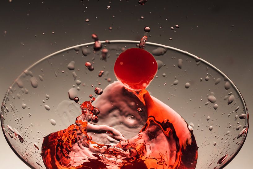 Kirsche fällt in Cocktail 2 von Marc Heiligenstein