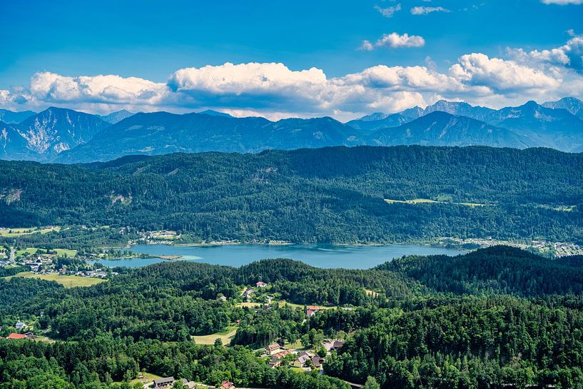 Uitzicht vanaf de Pyramidenkogel observatietoren op het Woerthe meer van Andreas Völkel