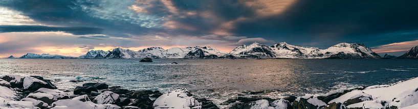 Blick auf den Sonnenuntergang über den Lofoten in Nordnorwegen bei w von Sjoerd van der Wal Fotografie