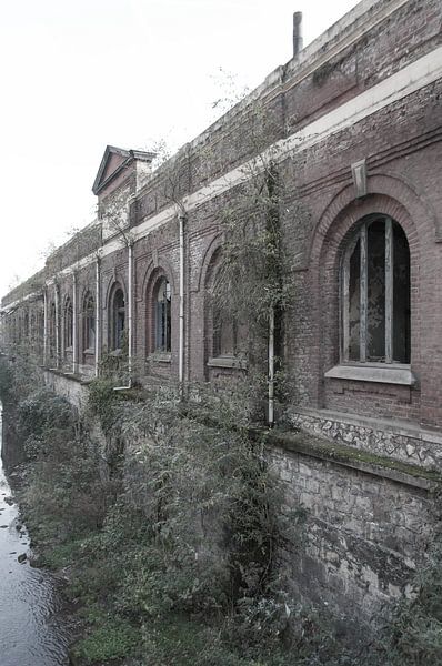 Verlaten fabriek van Fatima Maria Mernisi