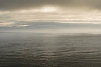 Avond aan de kust, waar de zee en de lucht elkaar kussen.