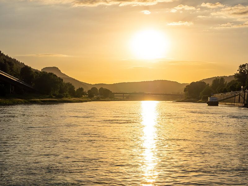 Bad Schandau in der Sächsischen Schweiz – Blick über die Elbe auf den Lilienstein von Pixelwerk