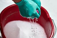 Hände wringen Putzlappen aus